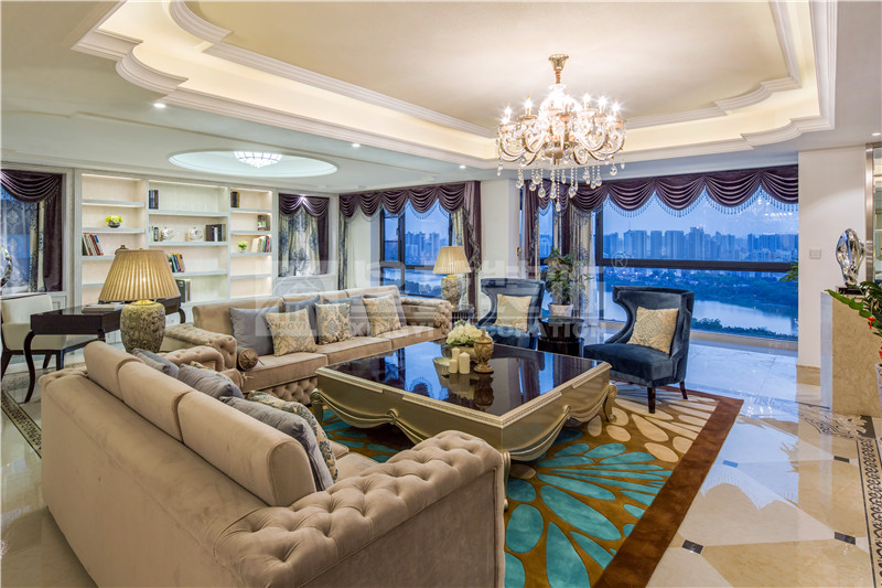 南湖名都廣場328平客廳裝修實(shí)景