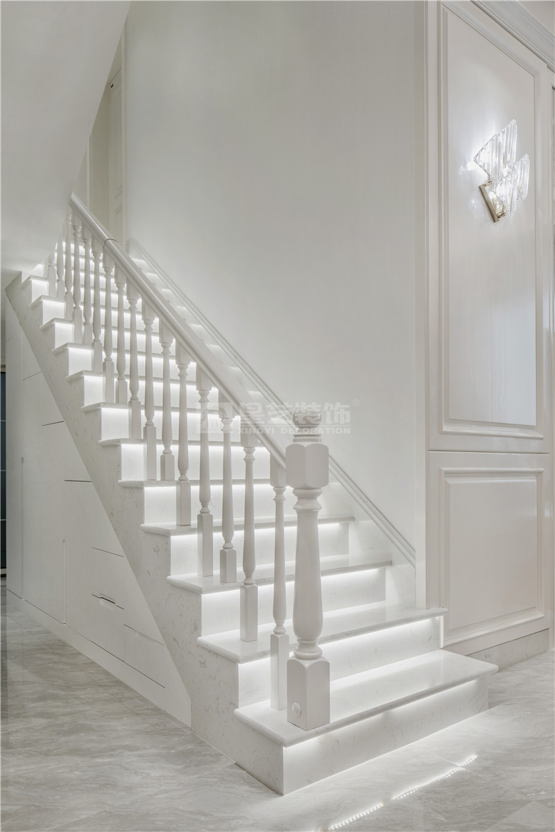 云景山語城186平復(fù)式樓梯裝修實景圖