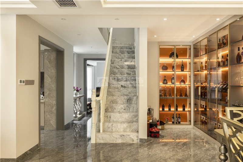 唐越青山 260平復式樓梯區(qū)裝修實景圖