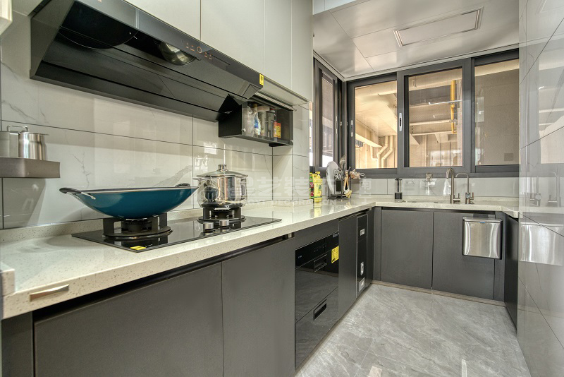 華潤西園149平現(xiàn)代風格廚房裝修實景