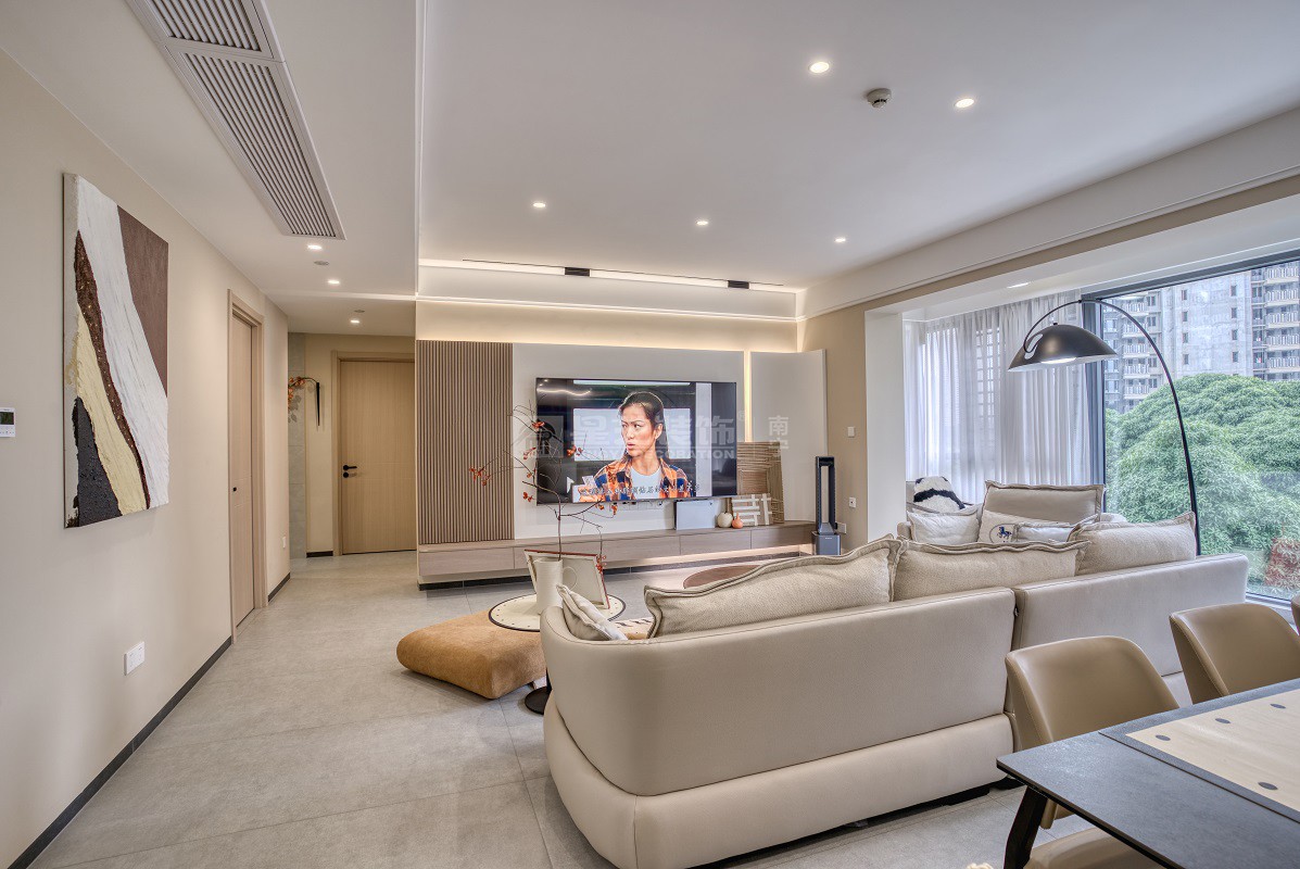 華潤(rùn)西園悅府149平客廳裝修實(shí)景