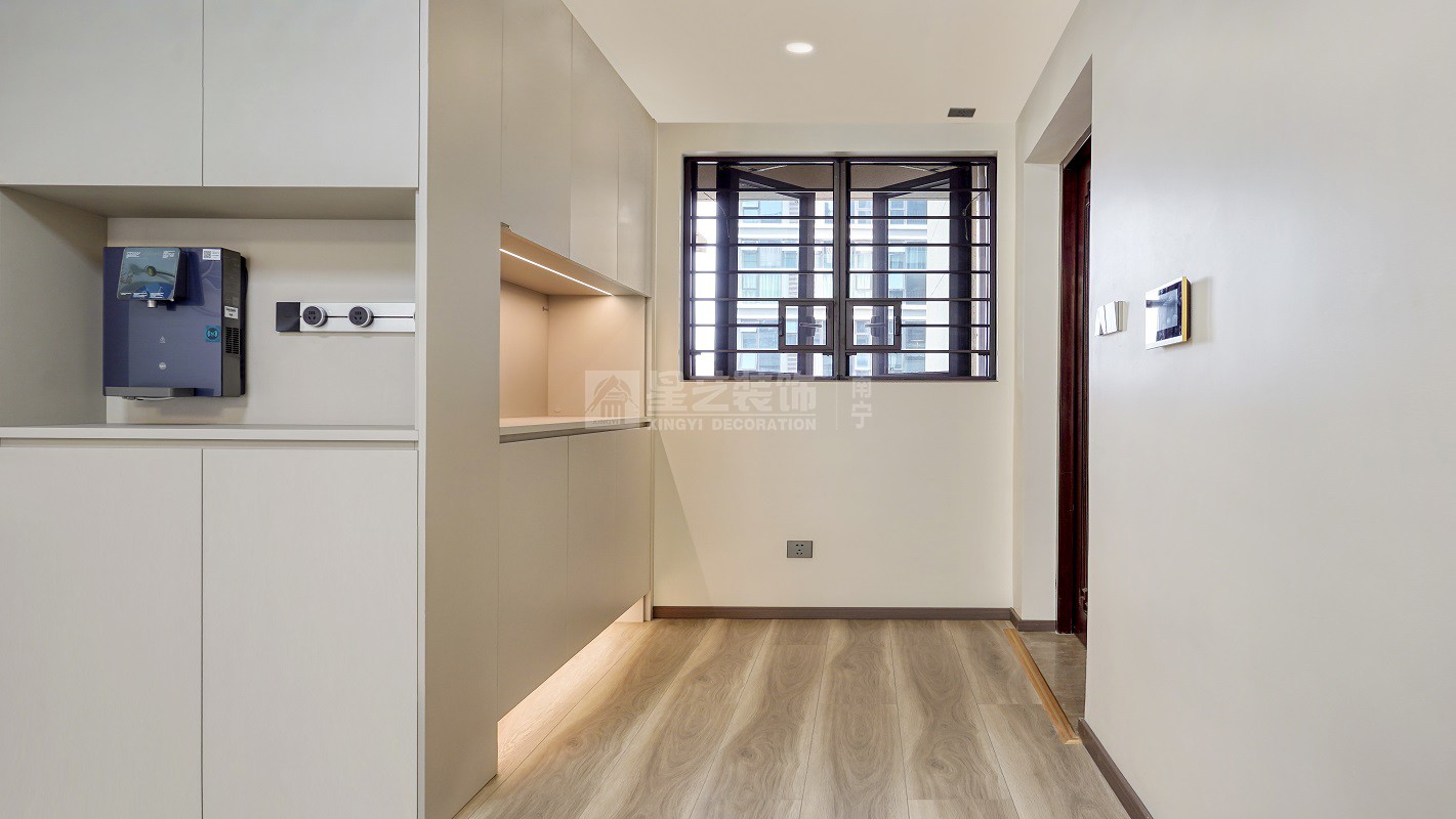 建發(fā)央璽129平現(xiàn)代簡約玄關裝修實景