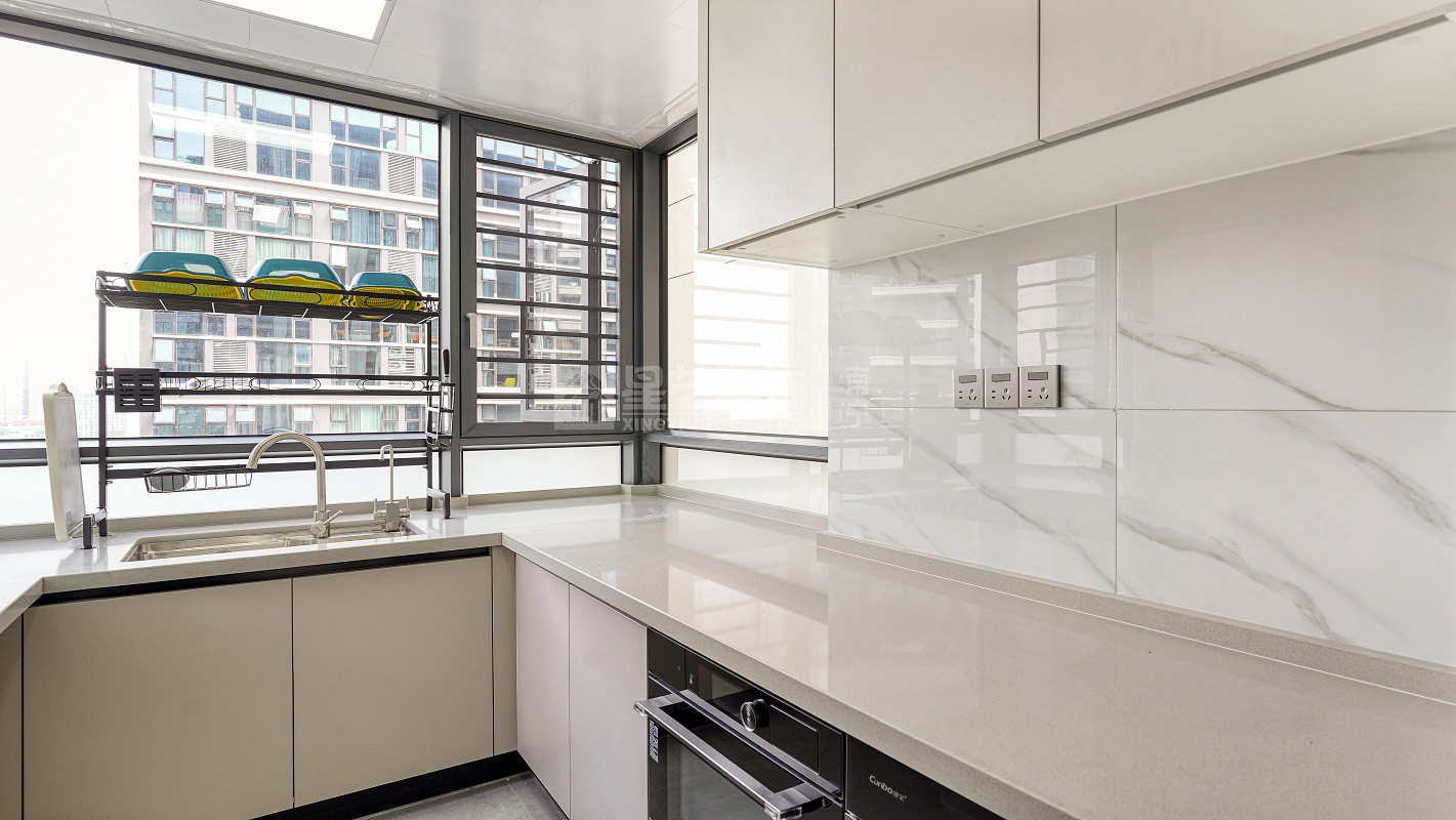 建發(fā)央璽129平現(xiàn)代簡約廚房裝修實景