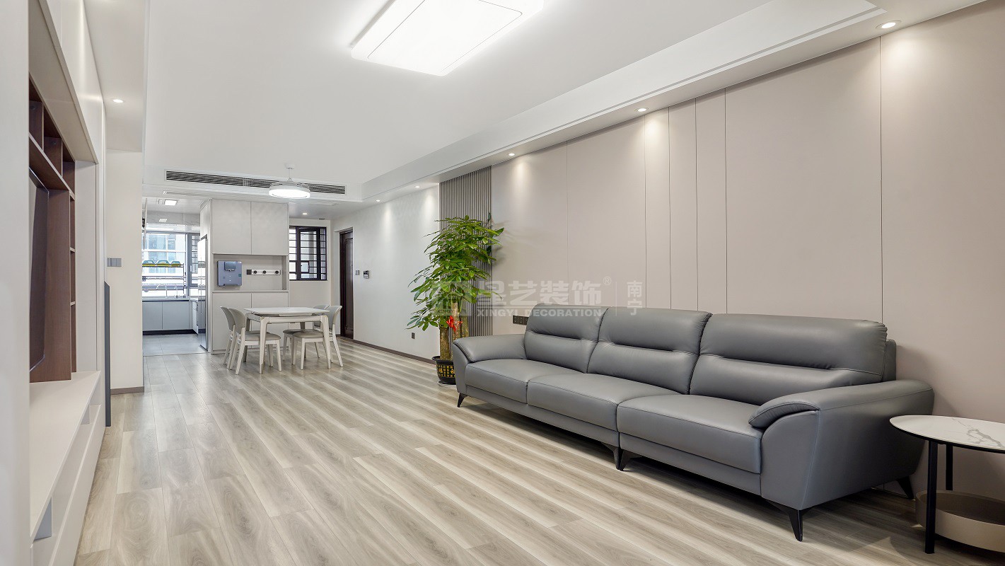 建發(fā)央璽129平現(xiàn)代簡約客廳裝修實景