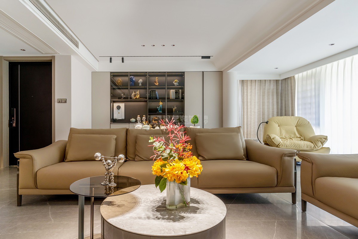 保利天悅臺129平現(xiàn)代簡約風(fēng)格客廳裝修實(shí)景