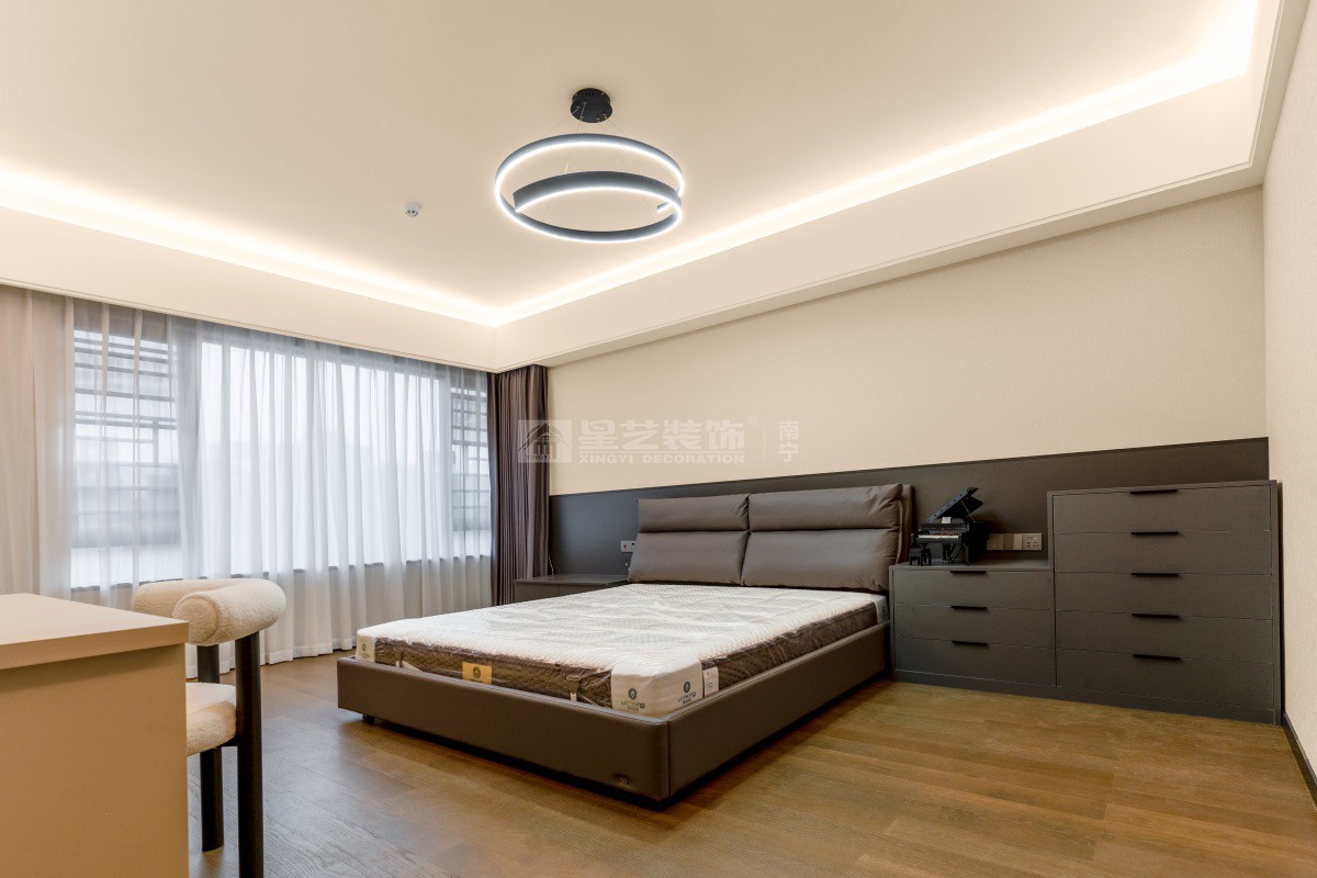 萬科云望223平現(xiàn)代極簡臥室實景裝修