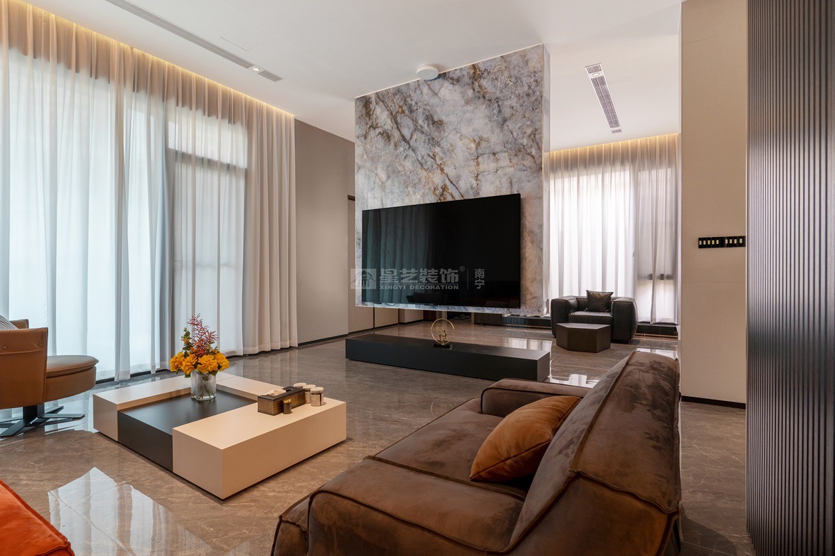 保利山漸青800平現(xiàn)代輕奢客廳裝修實景