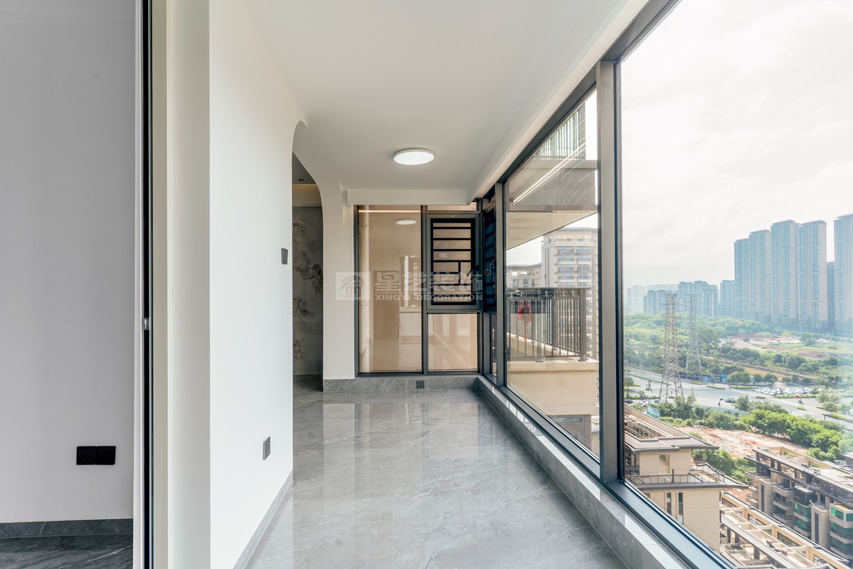 建發(fā)央璽129平現(xiàn)代奶油風(fēng)陽臺(tái)裝修實(shí)景