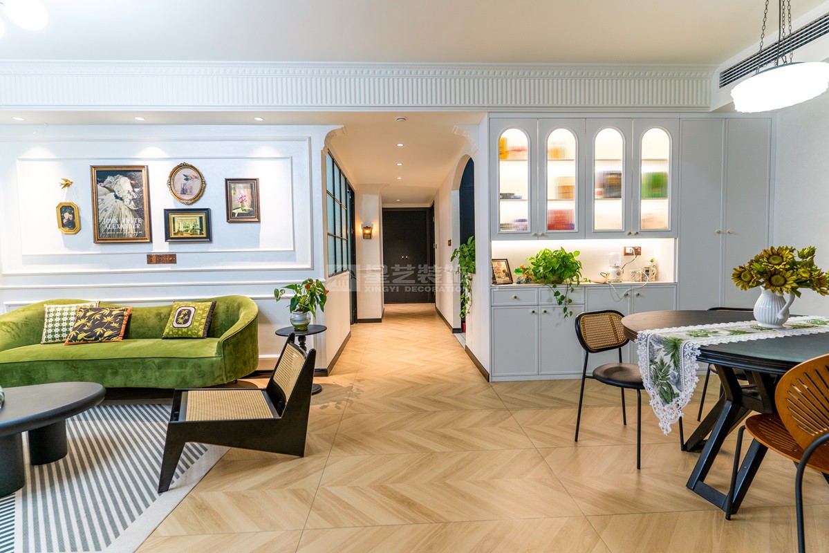 彰泰濱江學(xué)府118平輕法式客廳裝修實(shí)景