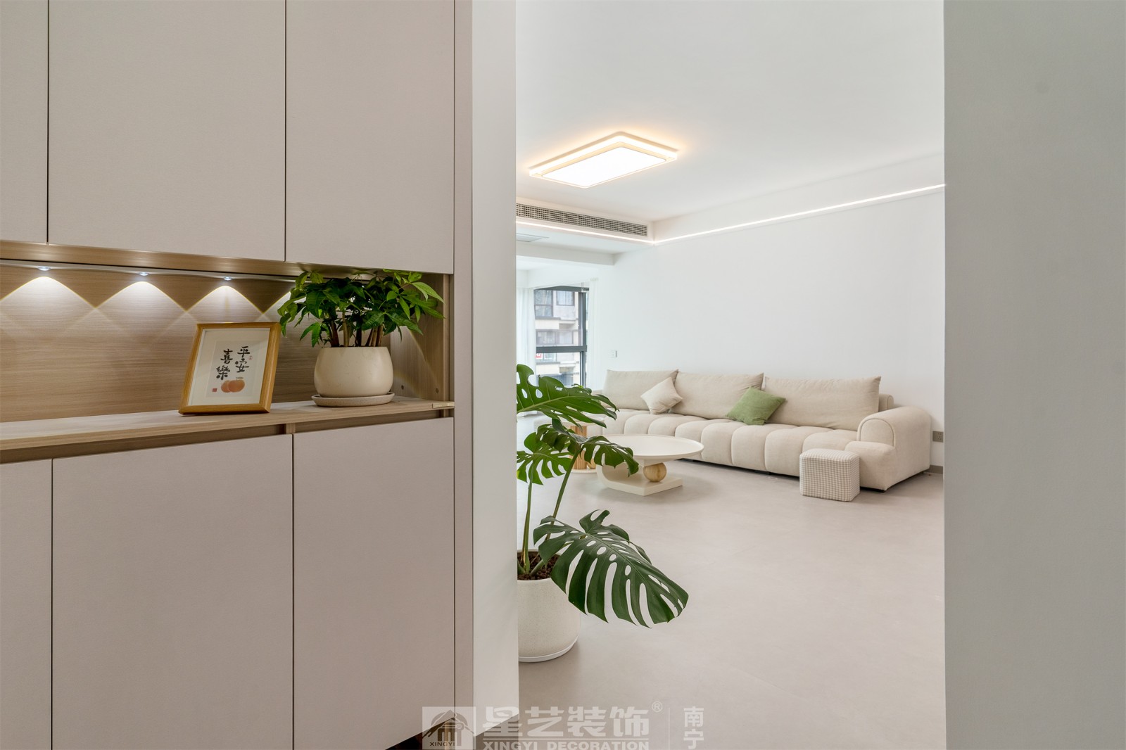 聯(lián)發(fā)臻境136平現(xiàn)代簡約入戶玄關(guān)實(shí)景