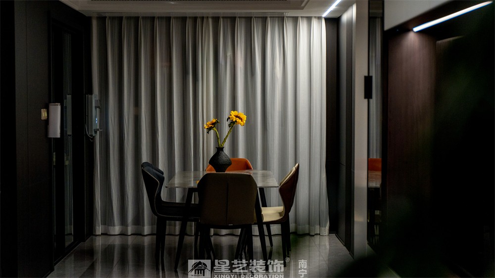 保利領譽府132平現(xiàn)代簡約餐廳裝修實景