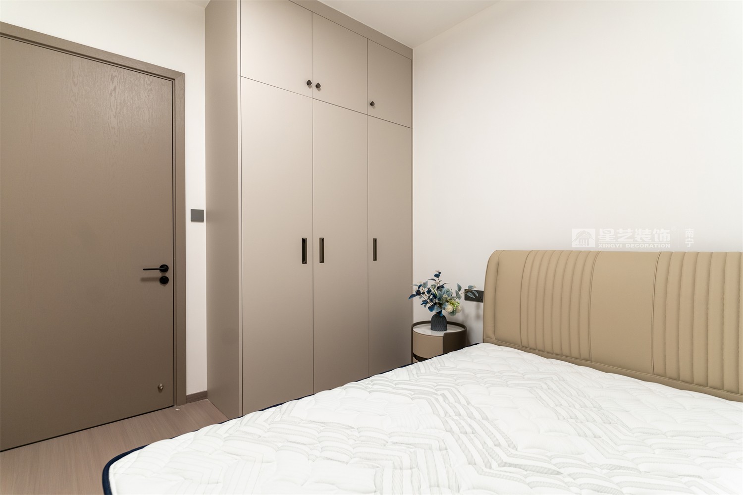 華潤(rùn)西園悅府118平現(xiàn)代簡(jiǎn)約臥室裝修完工實(shí)景圖