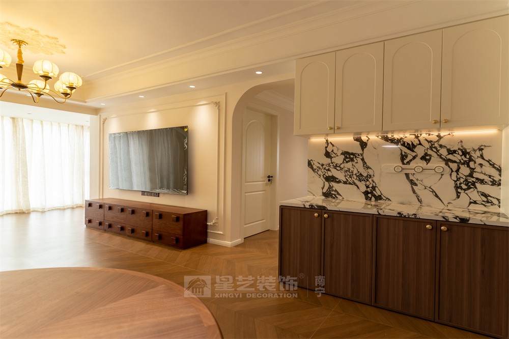 星海銀沙100平中古風客廳裝修實景