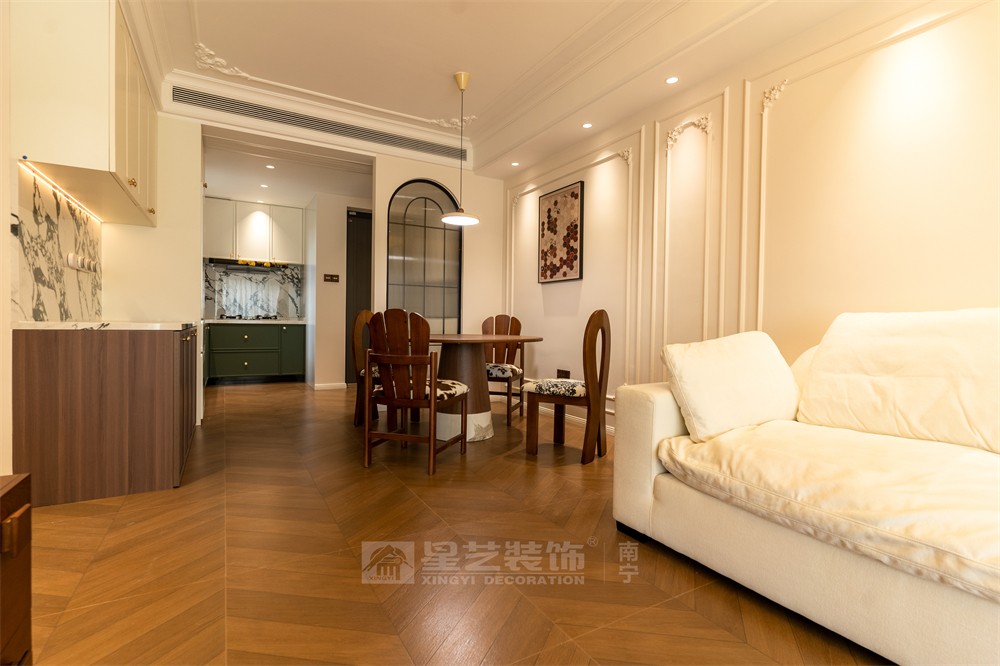 星海銀沙100平中古風客廳裝修實景