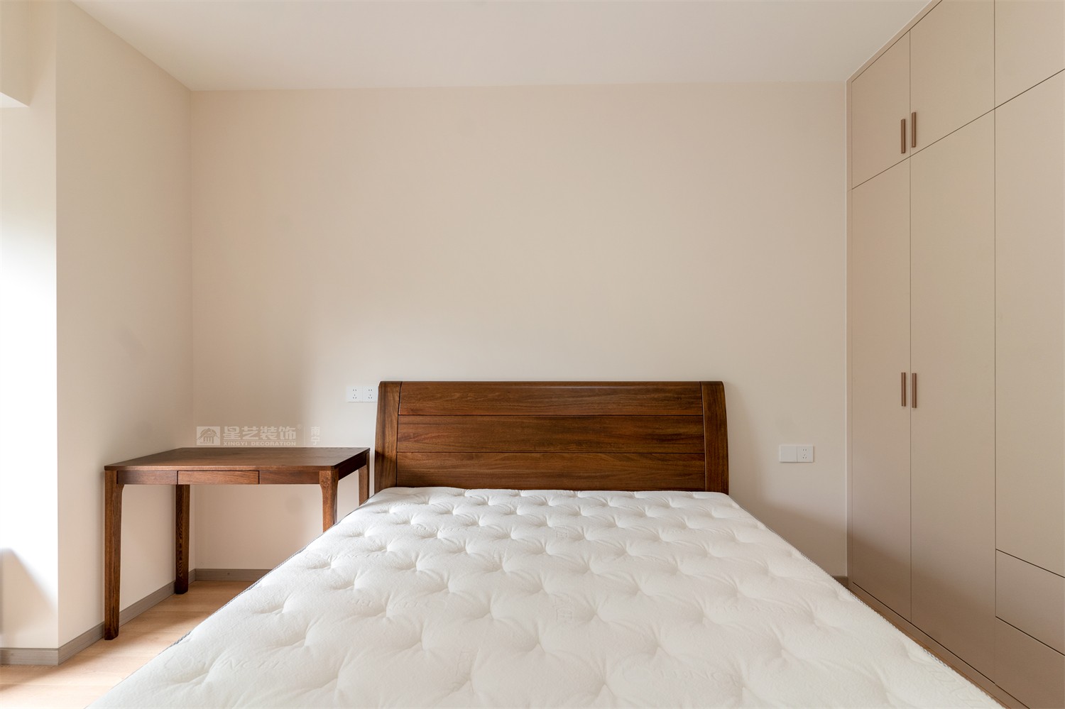 榮和中央公園110平現(xiàn)代簡約風(fēng)臥室裝修完工實景圖