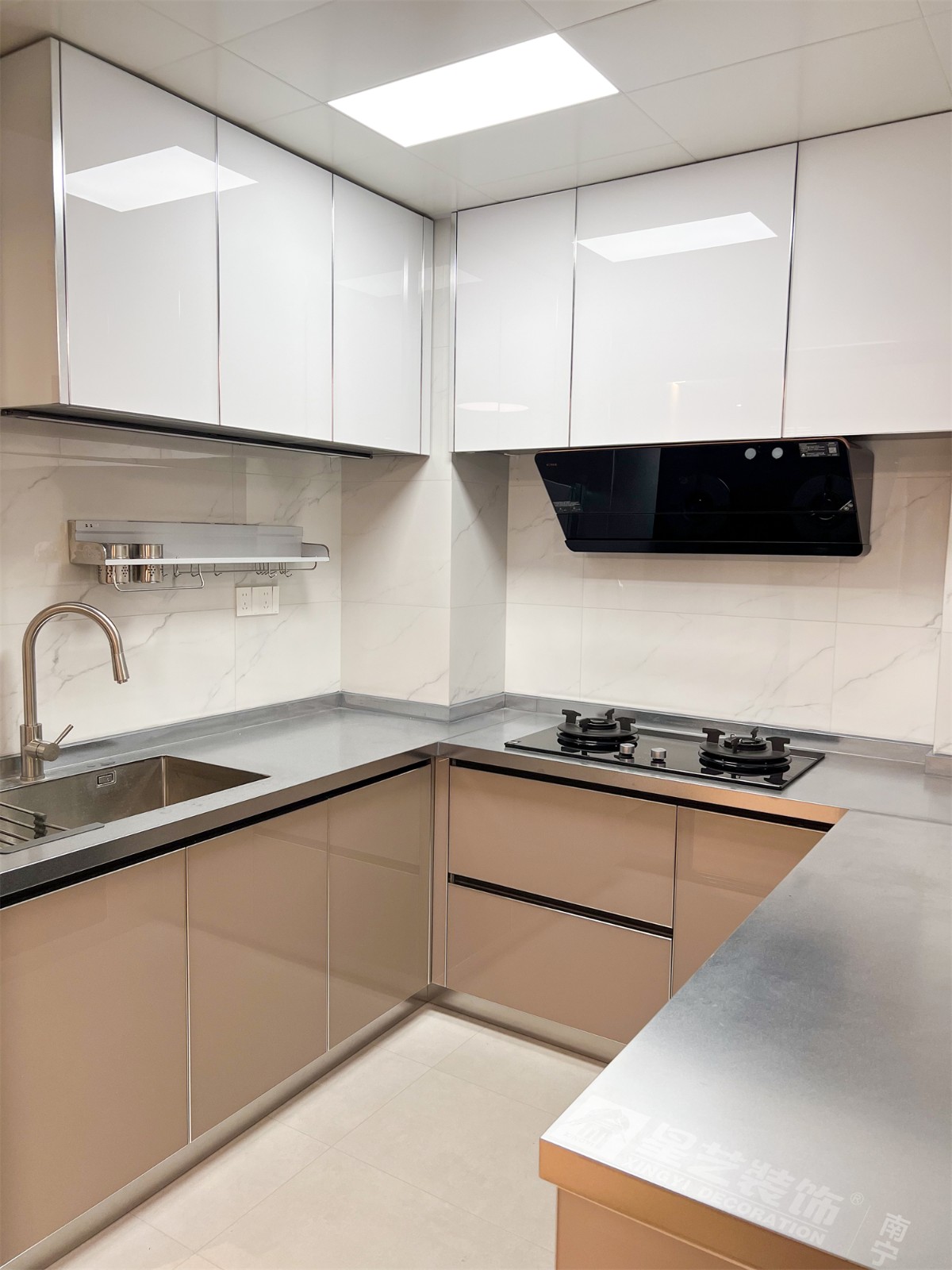 榮和中央公園110平現(xiàn)代簡約風(fēng)廚房裝修完工實景圖