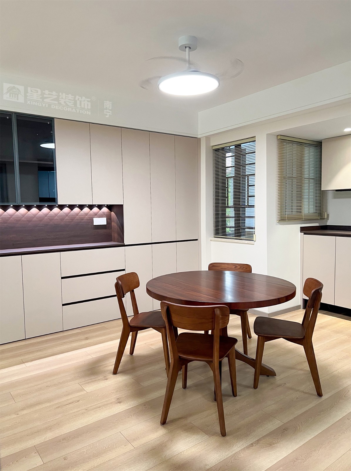 榮和中央公園110平現(xiàn)代簡約風(fēng)餐廳裝修完工實景圖