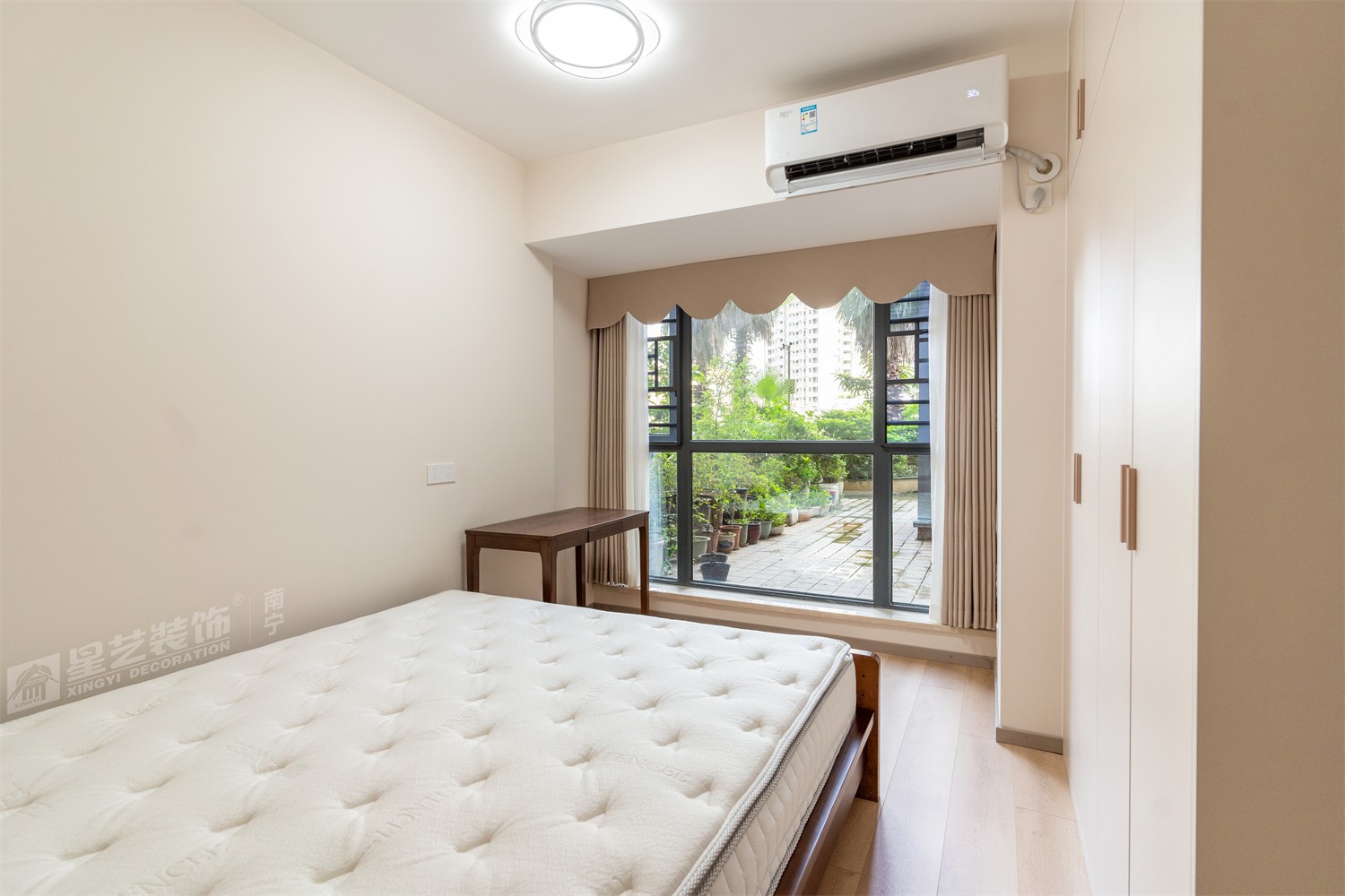 榮和中央公園110平現(xiàn)代簡約風(fēng)臥室裝修完工實景圖