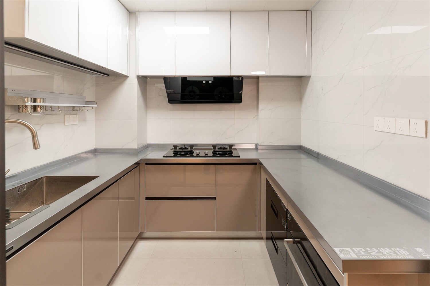 榮和中央公園110平現(xiàn)代簡約風(fēng)廚房裝修完工實景圖