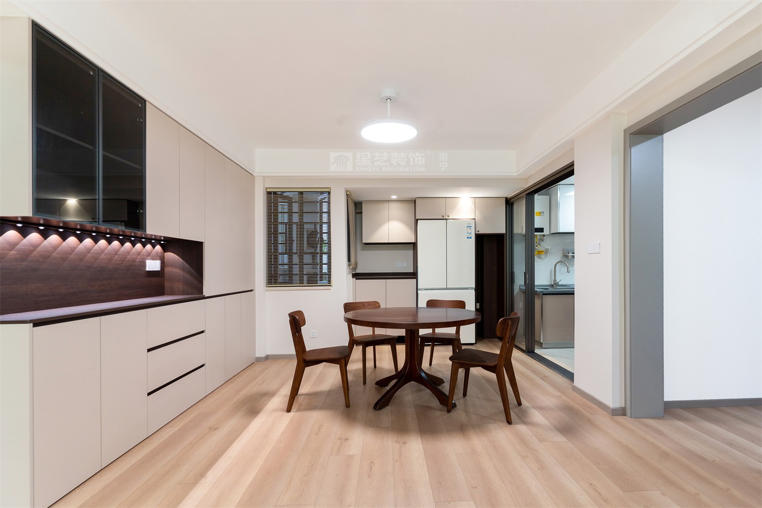 榮和中央公園110平現(xiàn)代簡約風(fēng)臥室裝修完工實景圖