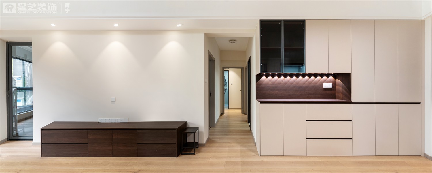 榮和中央公園110平現(xiàn)代簡約風(fēng)客廳裝修完工實景圖