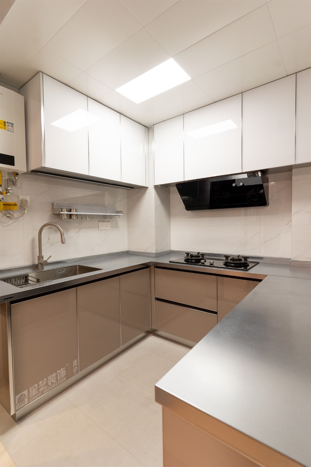 榮和中央公園110平現(xiàn)代簡約風(fēng)廚房裝修完工實景圖