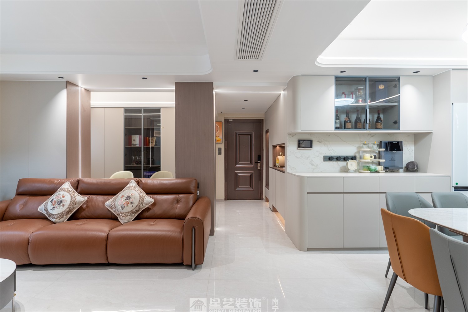 嘉逸城120平現(xiàn)代風(fēng)格客廳裝修完工實景圖