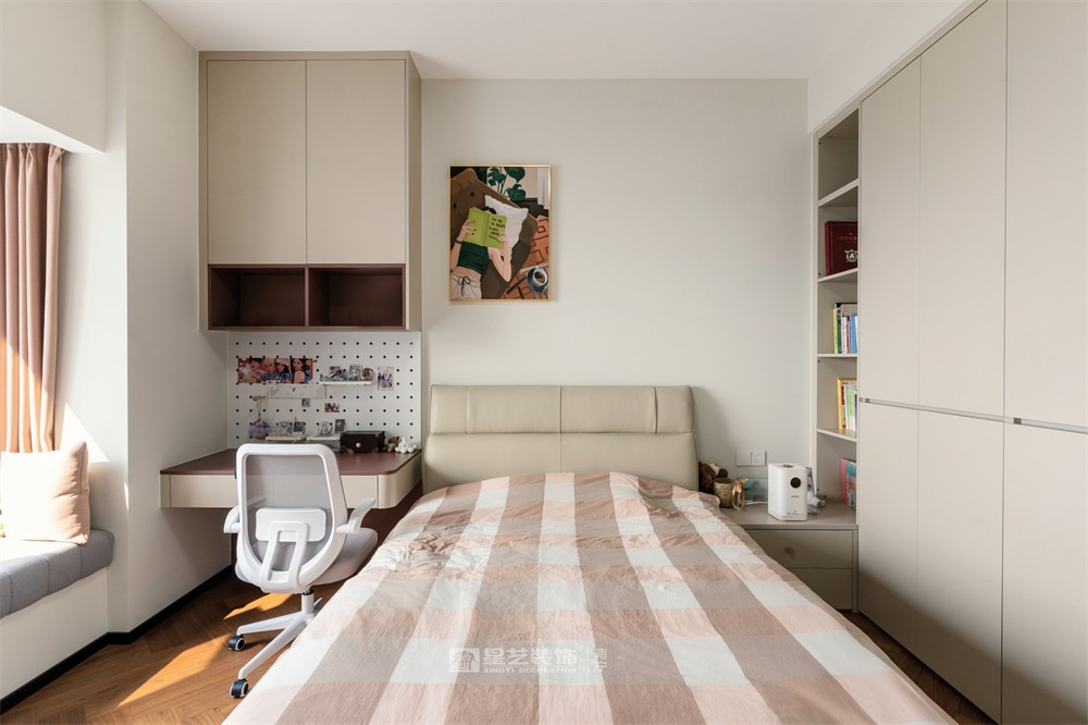 上水灣200平現(xiàn)代原木風(fēng)臥室裝修完工實(shí)景圖