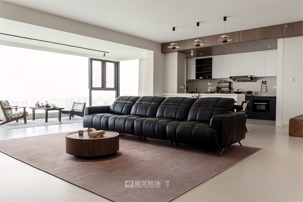 上水灣200平現(xiàn)代原木風(fēng)客廳裝修完工實(shí)景圖