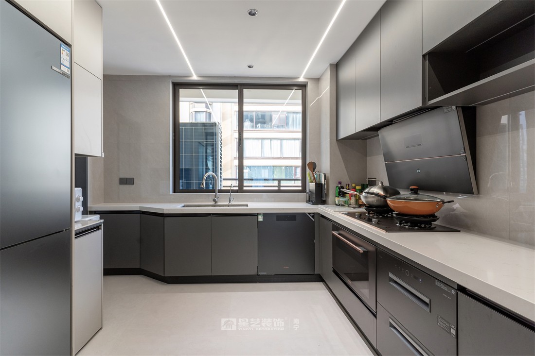 大唐臻觀196平現(xiàn)代簡(jiǎn)約廚房裝修完工實(shí)景