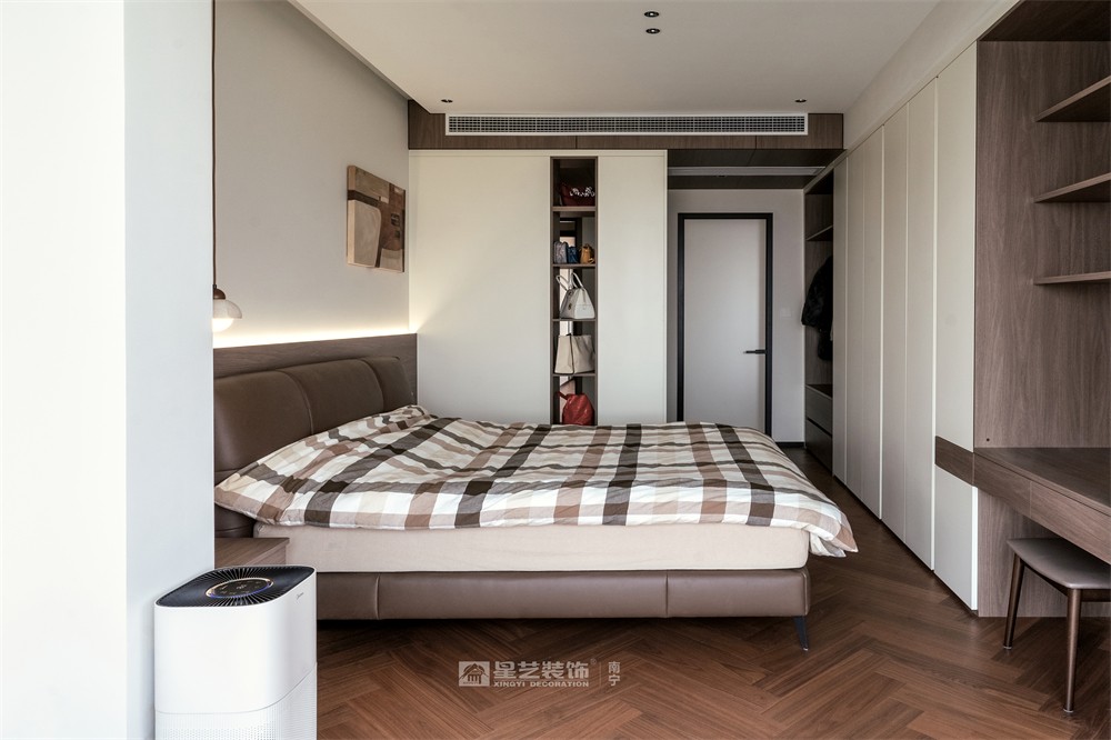 上水灣200平現(xiàn)代原木風(fēng)臥室裝修完工實(shí)景圖