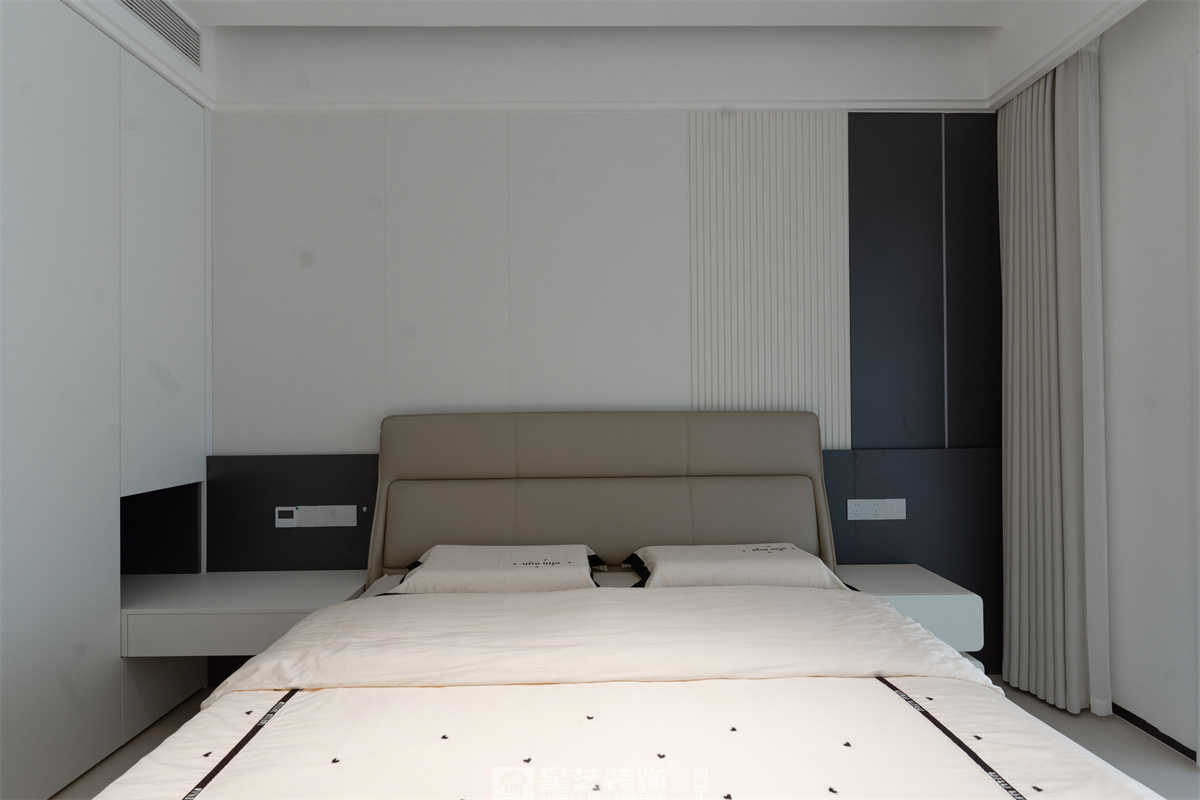 冠江墅169平現(xiàn)代極簡臥室完工裝修實景圖