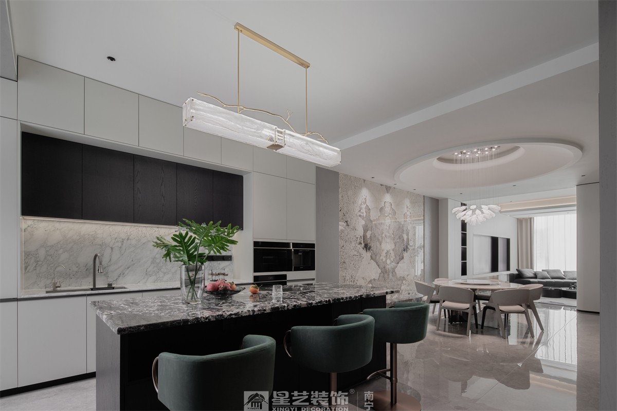 中海央墅500平現(xiàn)代極簡廚房裝修完工實(shí)景圖