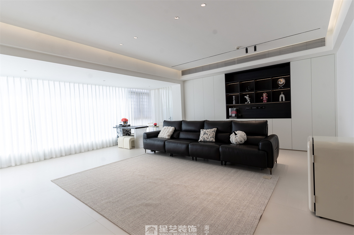 冠江墅169平現(xiàn)代極簡客廳完工裝修實景圖