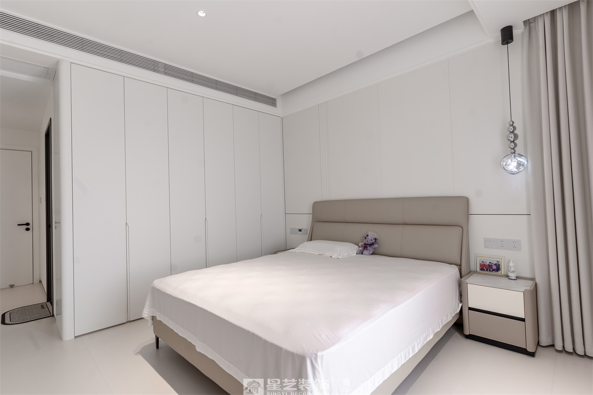 冠江墅169平現(xiàn)代極簡臥室完工裝修實景圖