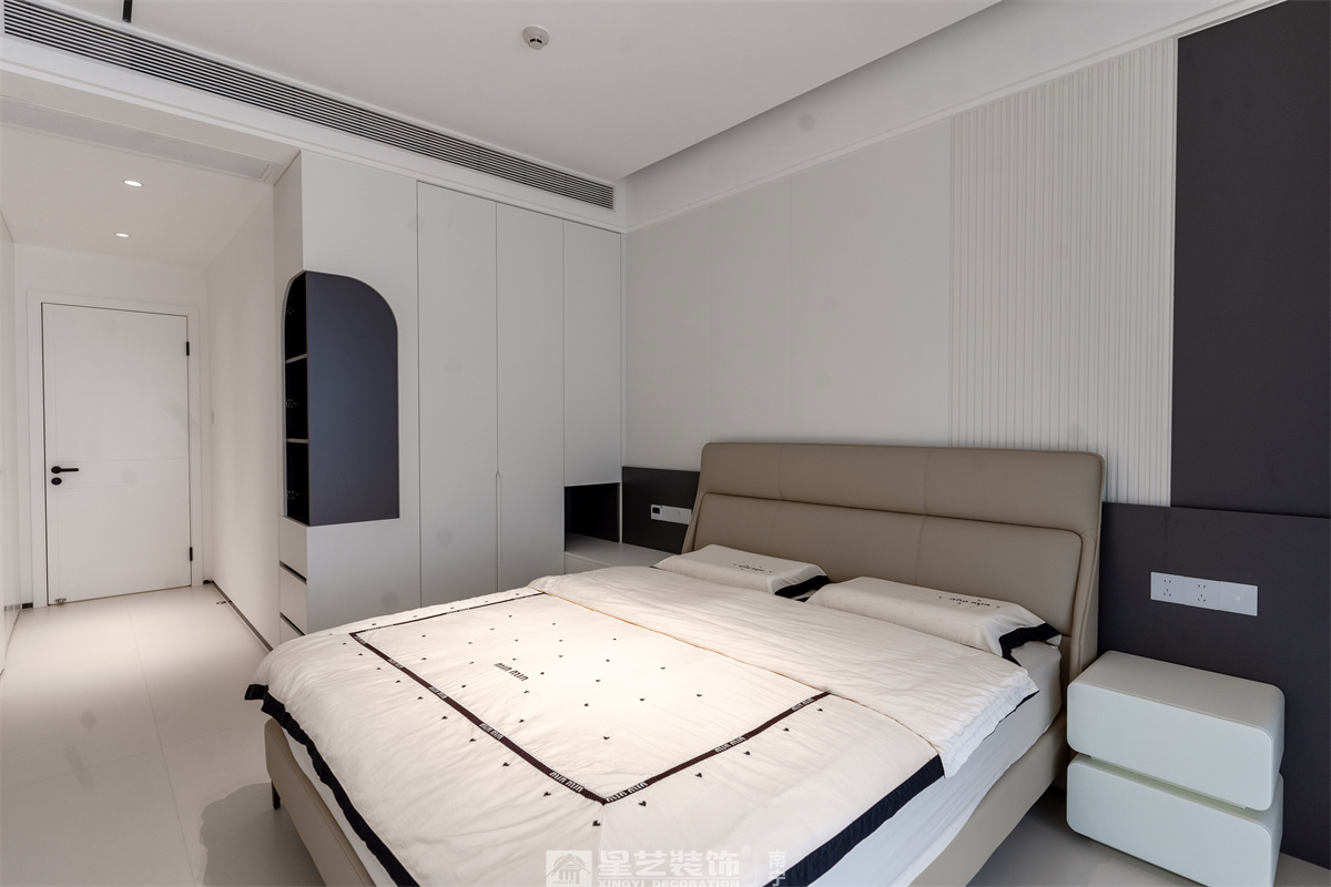 冠江墅169平現(xiàn)代極簡臥室完工裝修實景圖
