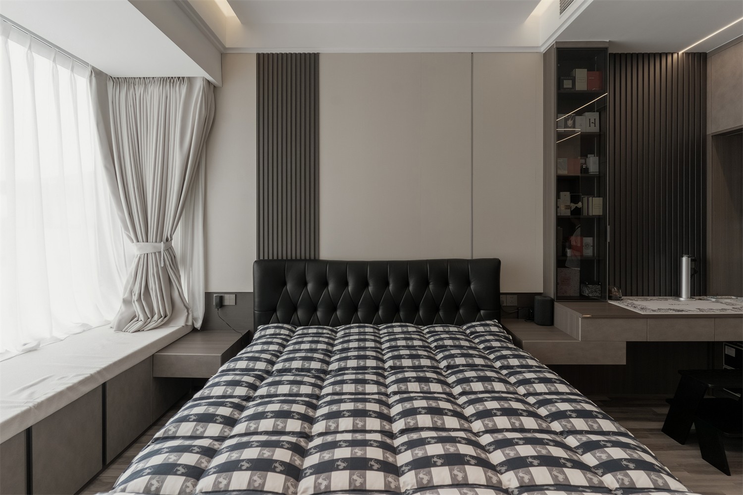 華發(fā)國賓壹號140平現(xiàn)代輕奢臥室裝修完工實景圖