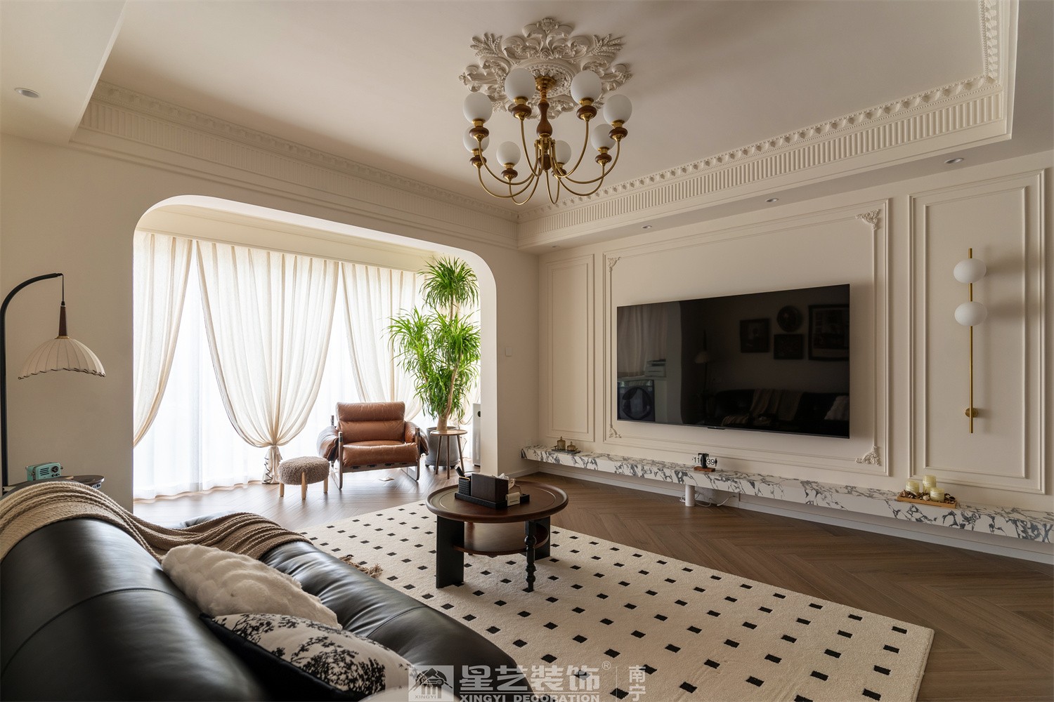 湖畔書院150平法式中古風(fēng)客廳裝修完工實景圖