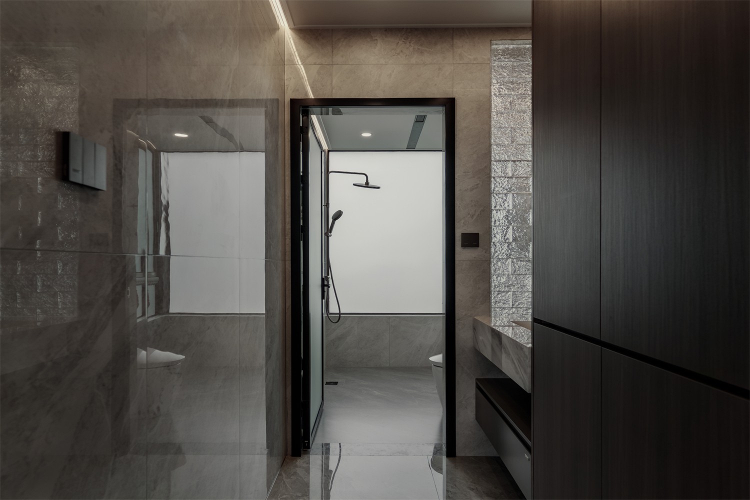 華發(fā)國賓壹號140平現(xiàn)代輕奢衛(wèi)生間裝修完工實景圖