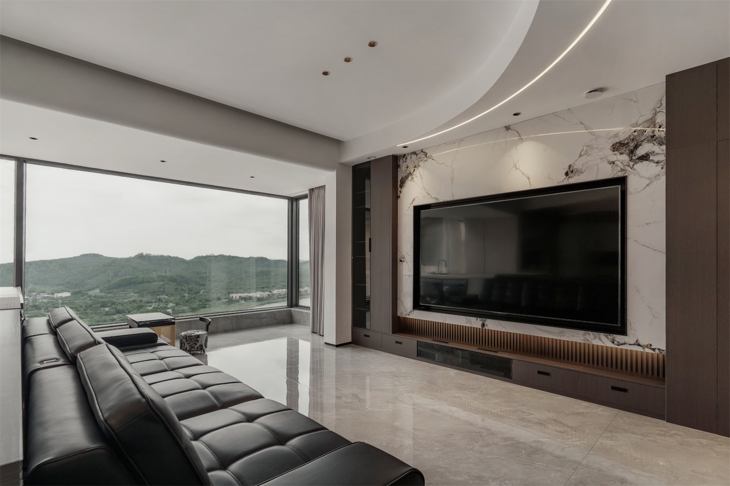 華發(fā)國賓壹號140平現(xiàn)代輕奢客廳裝修完工實景圖