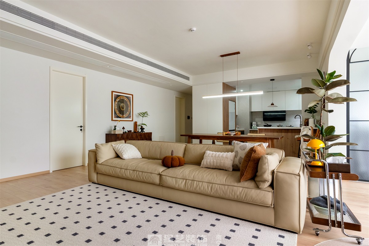 金科博翠山180平中古風裝修客廳完工實景圖