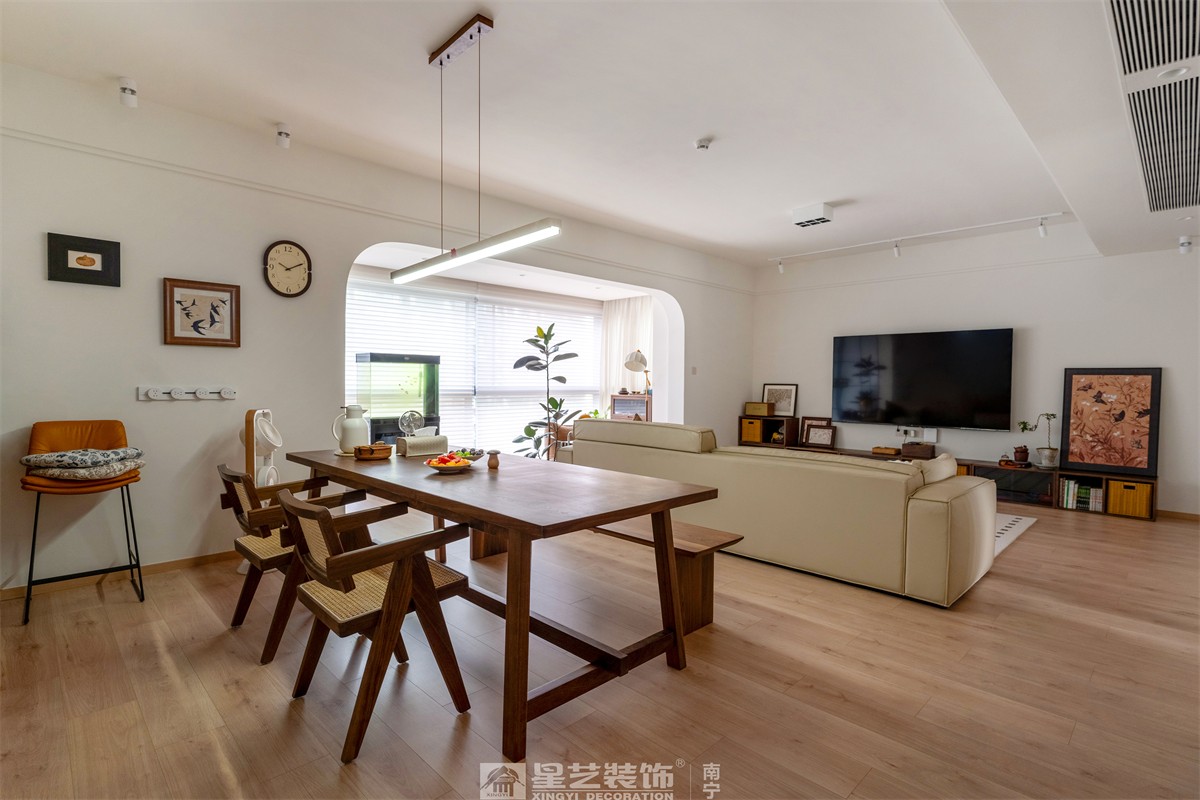 金科博翠山180平中古風裝修客廳完工實景圖