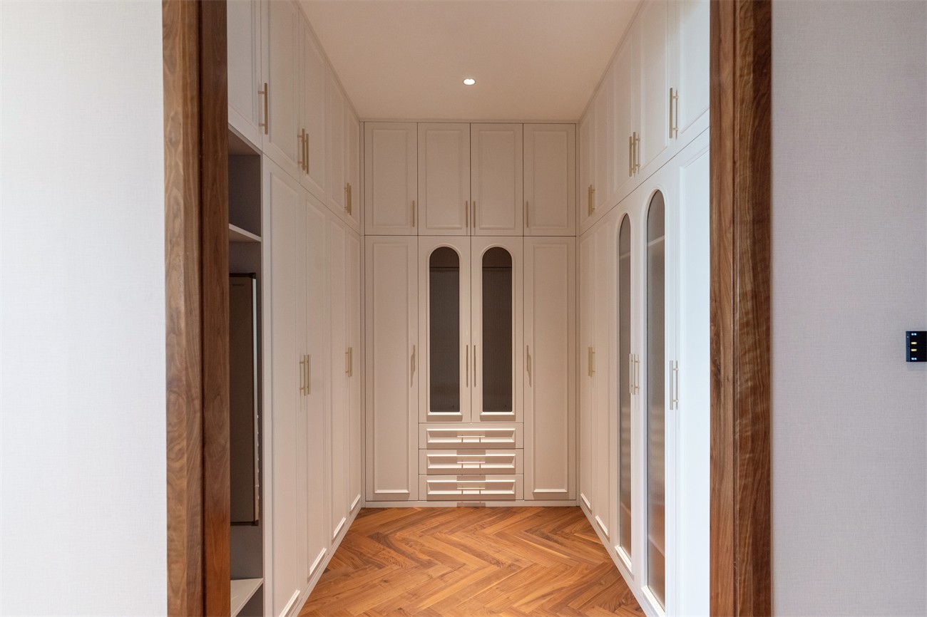 嘉和城依云灣800平現(xiàn)代輕奢衣帽間裝修完工實(shí)景圖