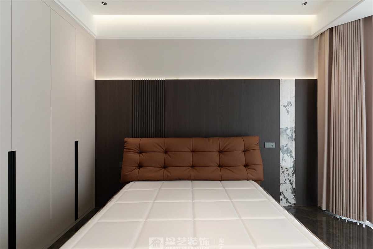 保利君悅灣200平輕奢臥室裝修完工實景圖
