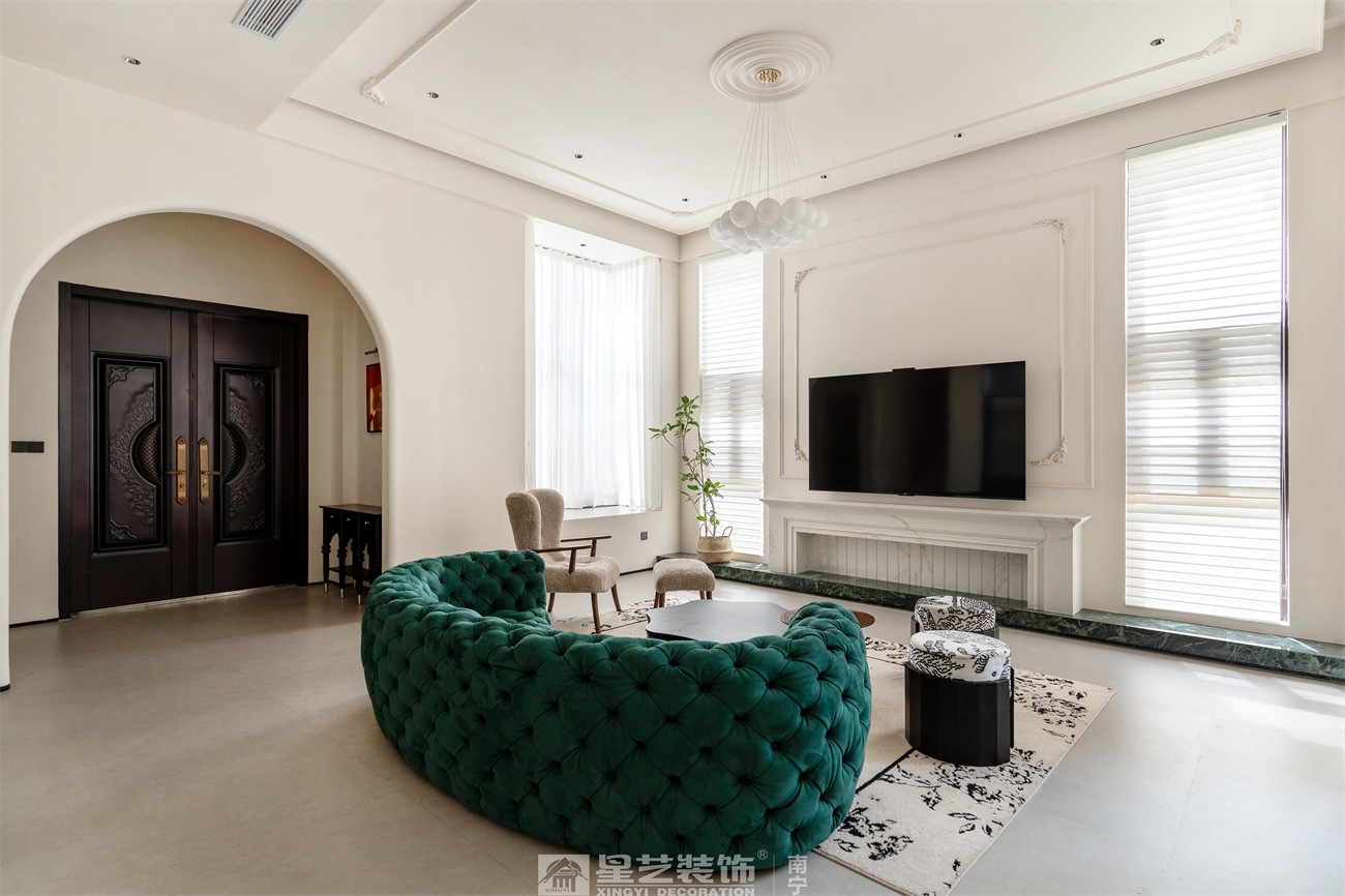 盛世江山300平中古風(fēng)客廳裝修完工實(shí)景圖