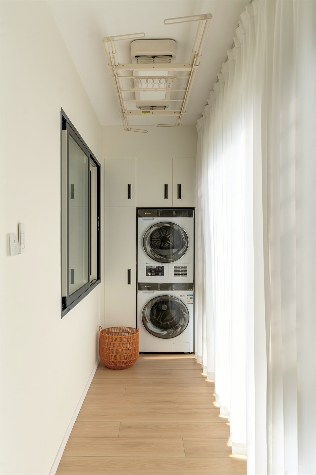 保利領秀廣場75平奶油風陽臺裝修實景圖