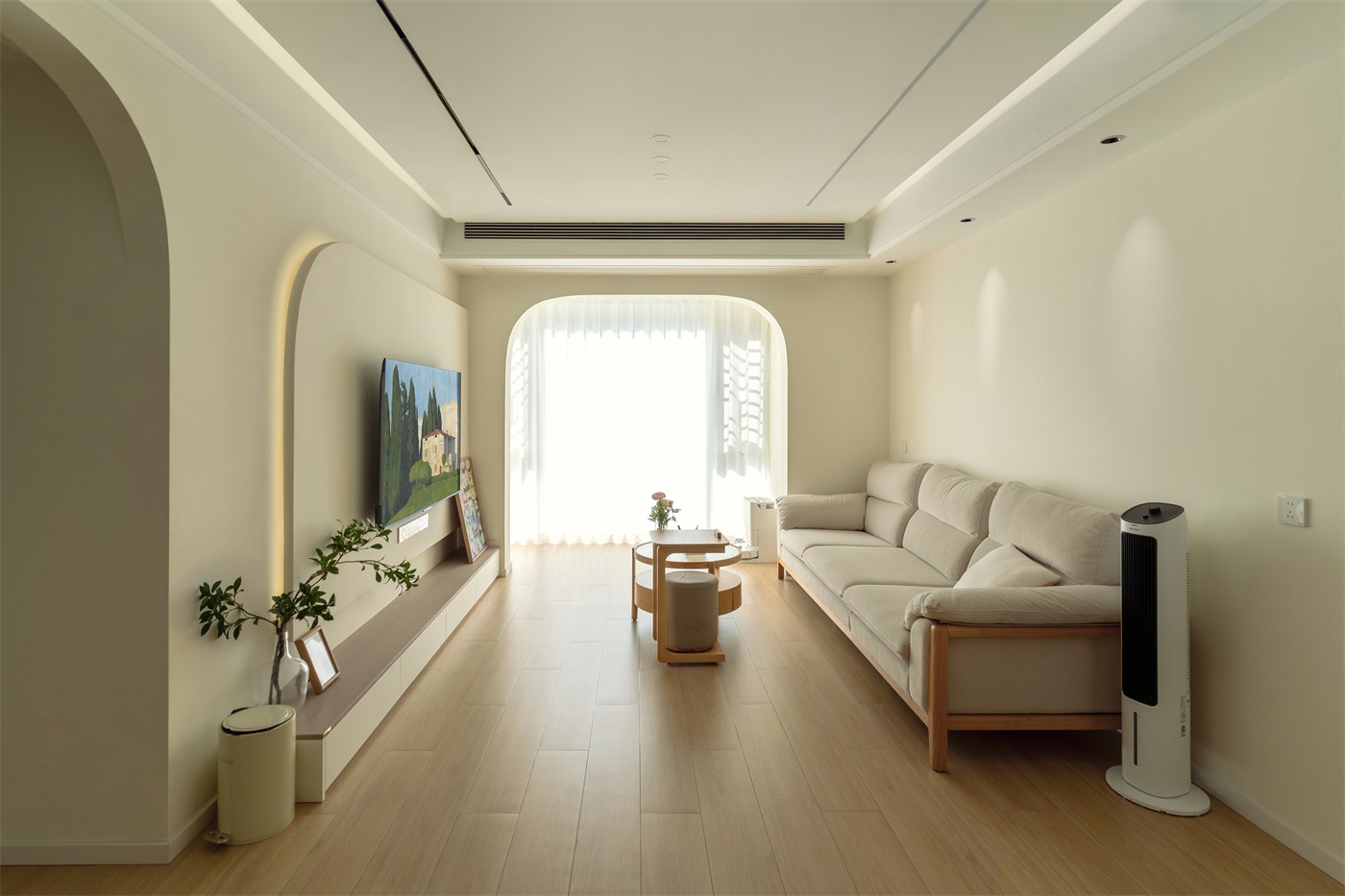 保利領秀廣場75平奶油風客廳裝修實景圖