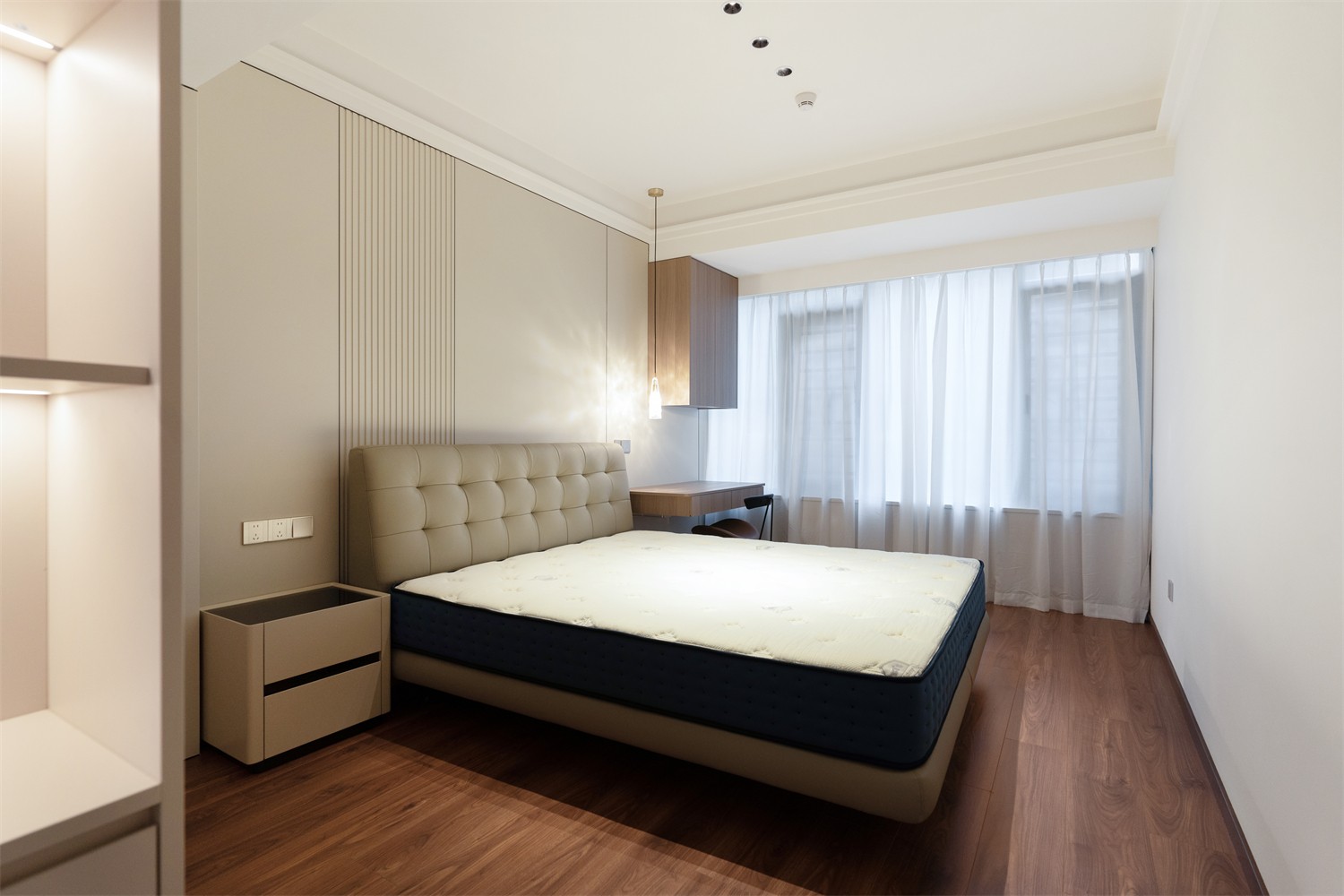 龍光玖瓏湖271平現(xiàn)代風格臥室裝修實景圖