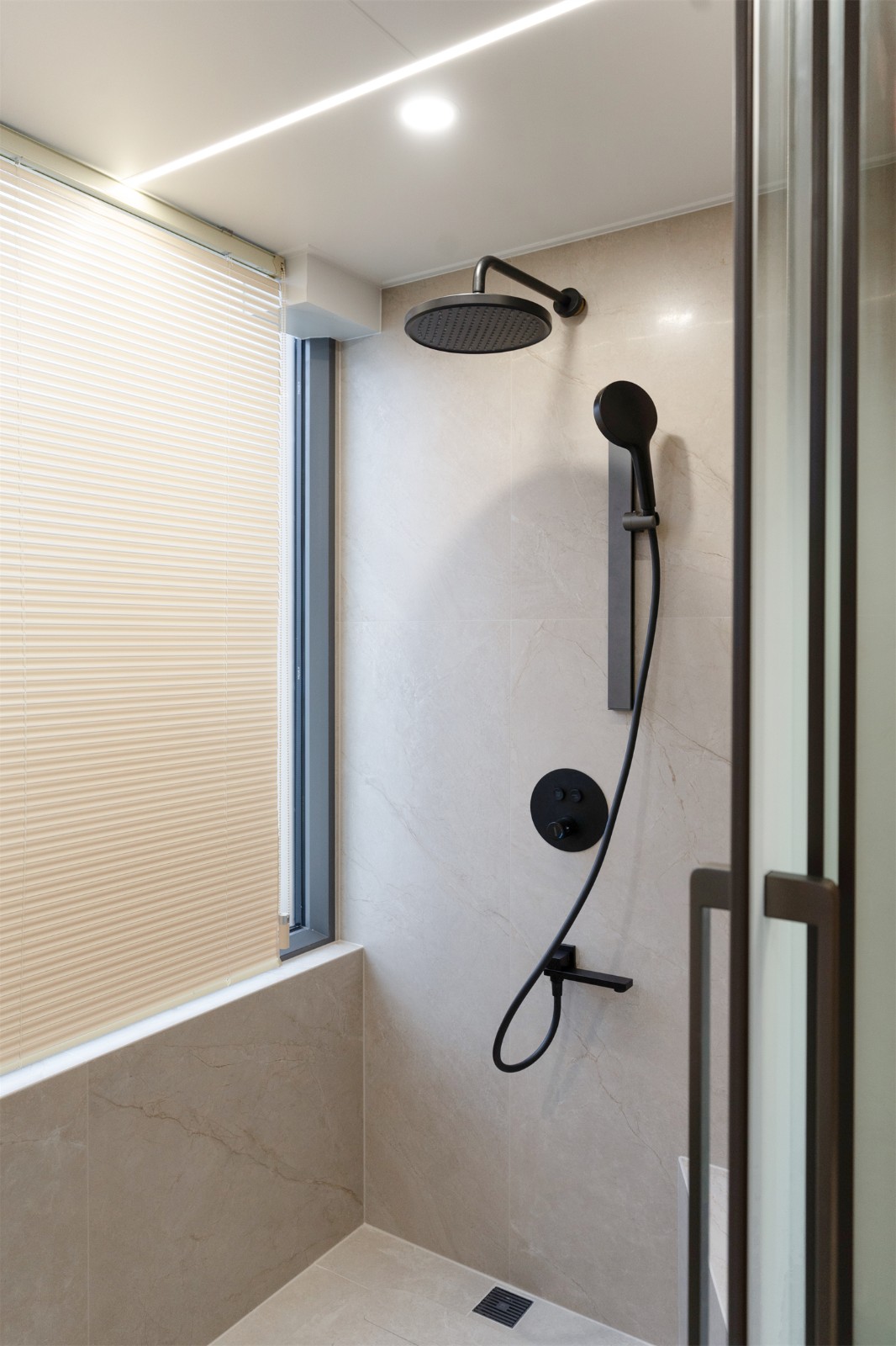 龍光玖瓏湖271平現(xiàn)代風格衛(wèi)生間裝修實景圖