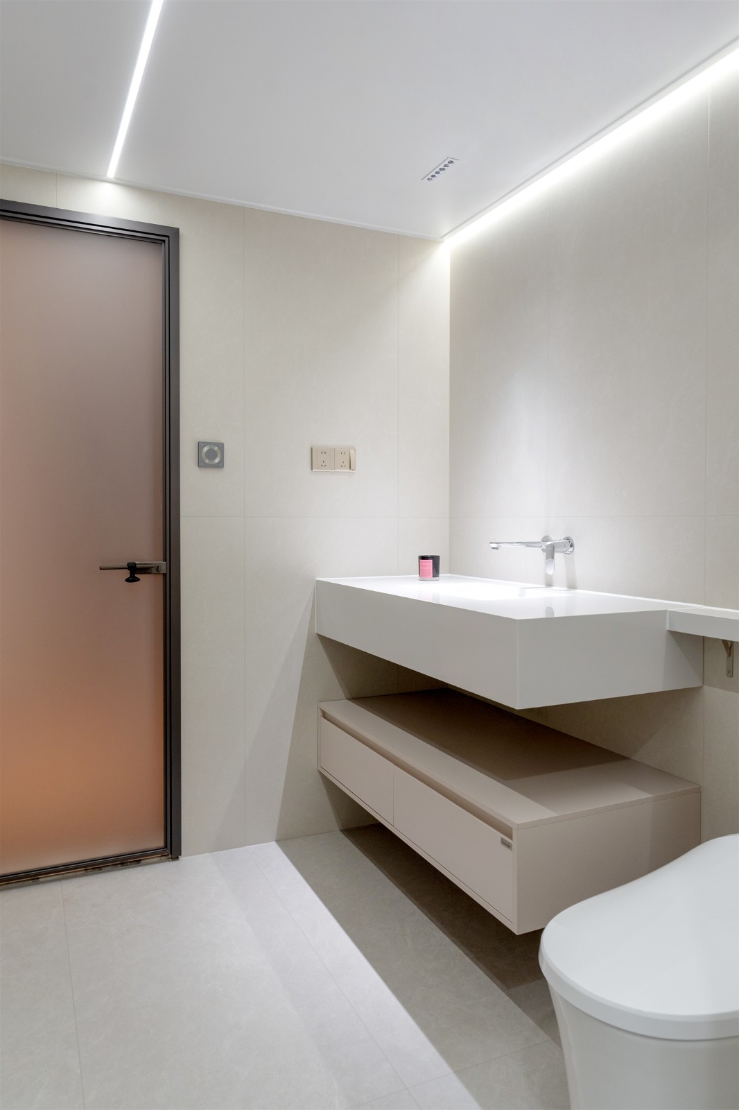 龍光玖瓏湖271平現(xiàn)代風格衛(wèi)生間裝修實景圖